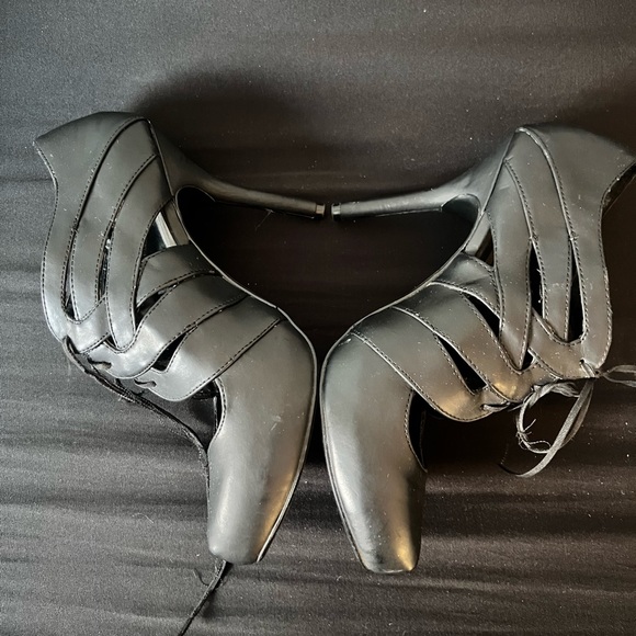 4/$20 Black tie up heels size 9 - Picture 6 of 11